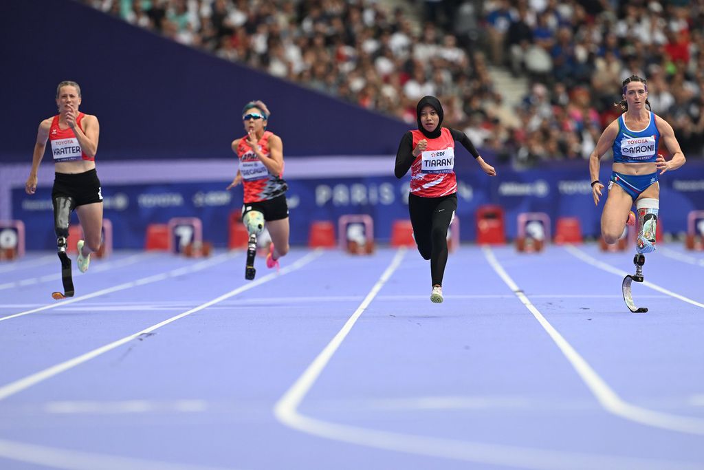 Sprinter Indonesia, Karisma Evi Tiarani (kedua dari kanan), dalam pertandingan babak penyisihan nomor 100 meter T63 putri Paralimpiade Paris 2024 di Stadion Stade de France, Paris, Pwrancis, Sabtu (7/9/2024). 