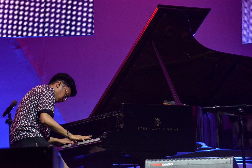Ekspresi musisi Joey Alexander tercurah saat tampil di panggung Teh Botol Sosro Hall saat hari kedua Jakarta International BNI Java Jazz Festival 2023 di JIExpo, Kemayoran, Jakarta, Sabtu (2/6/2023).