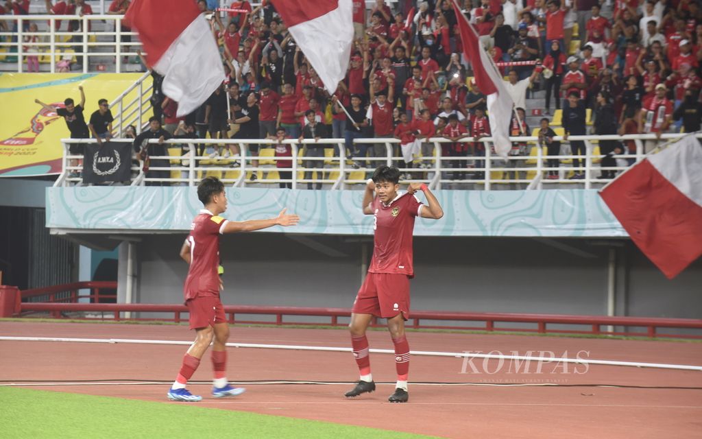 Pemain Indonesia, Arkhan Kaka (kanan), merayakan golnya ke gawang Ekuador dalam laga penyisihan Grup A Piala Dunia U-17 2023, Jumat (10/11/2023). 