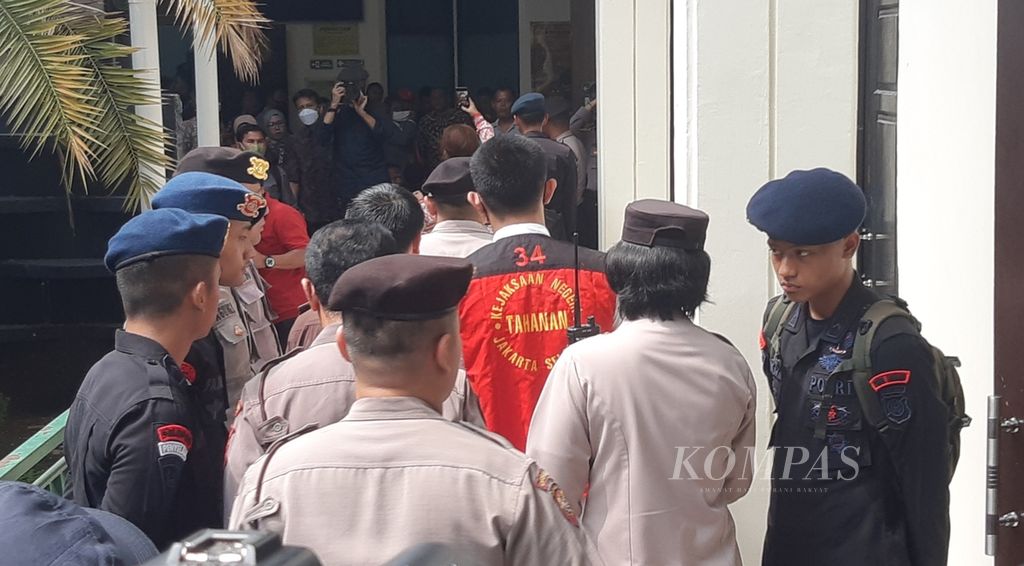 Mario Dandy Satrio (20) keluar dari ruang sidang dengan mengenakan rompi tahanan di Pengadilan Negeri Jakarta Selatan. Selasa (6/6/2023), ia menjalani sidang dakwaan dalam perkara penganiayaan berat terhadap anak.