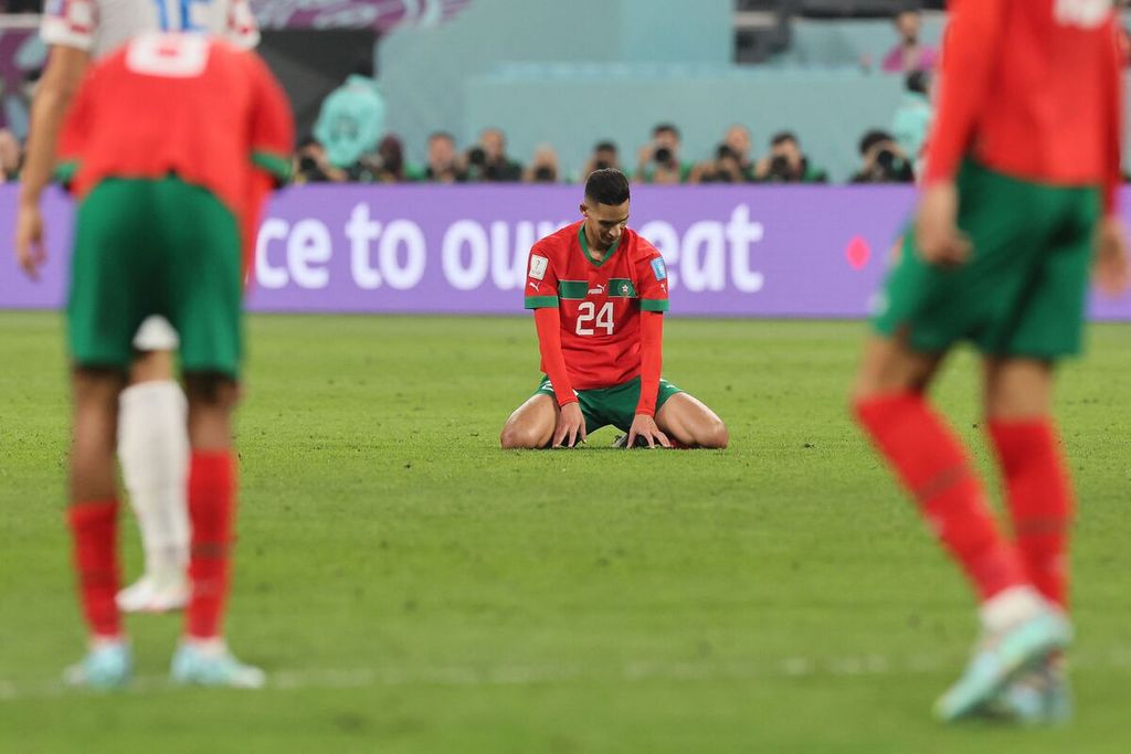 Reaksi pemain Maroko seusai pertandingan perebutan tempat ketiga Piala Dunia Qatar antara Kroasia dan Maroko di Stadion Khalifa, Doha, Sabtu (17/12/2022). Kroasia merebut tempat ketiga dengan mengalahkan Maroko, 2-1.<b><br /></b>