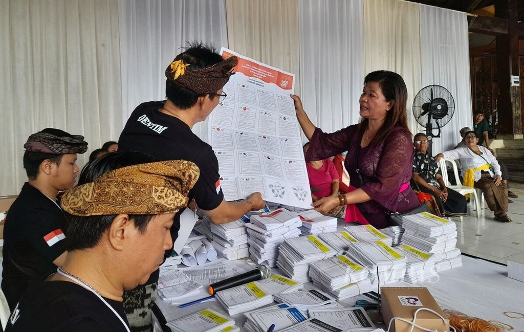 KPU Provinsi Bali mengadakan simulasi pemungutan suara di TPS 30 Denpasar Timur, Kota Denpasar, 24 Desember 2023. 
