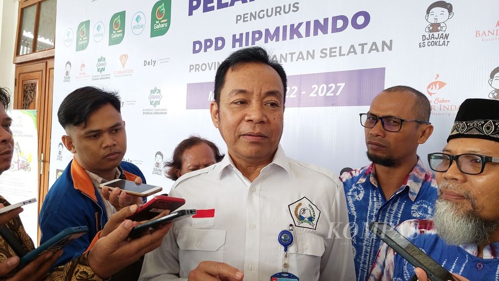 Ketua Umum Dewan Pimpinan Pusat Himpunan Pengusaha Mikro dan Kecil Indonesia  Syahnan Phalipi