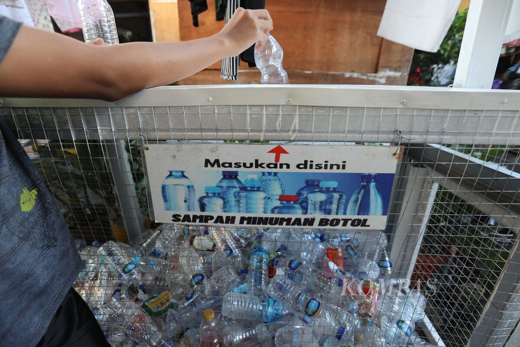 Selain perkebunan, warga juga mengelola bank sampah dengan mengumpulkan botol plastik untuk dijual atau digunakan kembali di gang An-Nuur di RT 015/008, Kelurahan Tanah Tinggi, Johar Baru, Jakarta Pusat, Sabtu (7/1/2023). Keterbatasan lahan tak menyurutkan niat warga untuk bercocok tanam. 