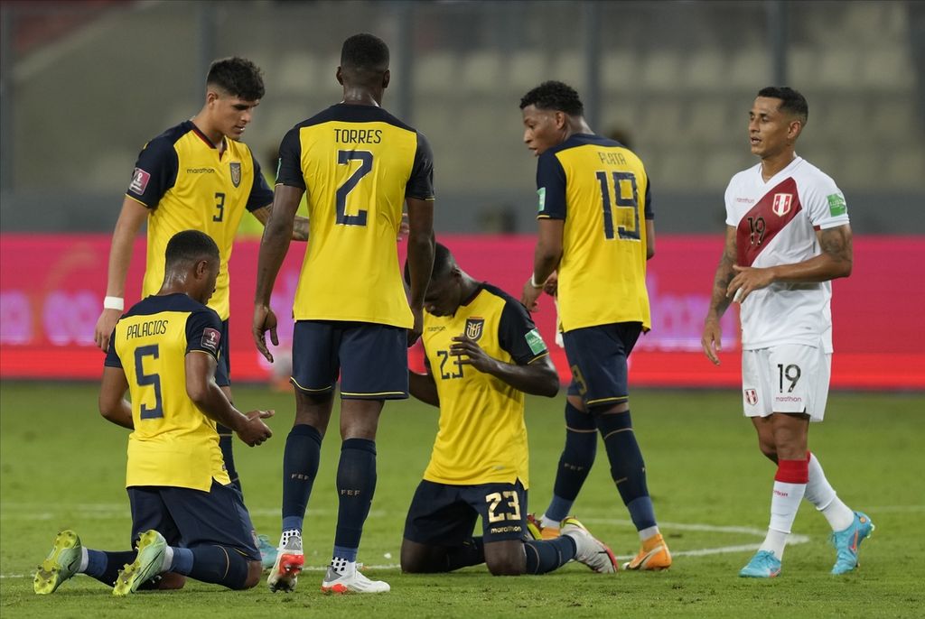 Pemain Ekuador berdoa bersama setelah pertandingan kualifikasi Piala Dunia Qatar zona Amerika Selatan, antara Ekuador dan Peru di Stadion Nasional di Lima, Peru, Rabu (2/2/2022) WIB. Pertandingan berakhir dengan skor 1-1.
