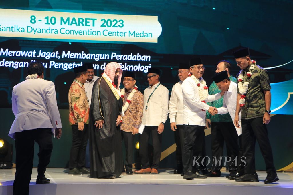 Ketua Umum Pengurus Besar NU KH Yahya Cholil Staquf (ketiga dari kanan) menghadiri Rapat Kerja Nasional Lembaga Perguruan Tinggi Nahdlatul Ulama di Medan, Sumatera Utara, Rabu (8/3/2023). 