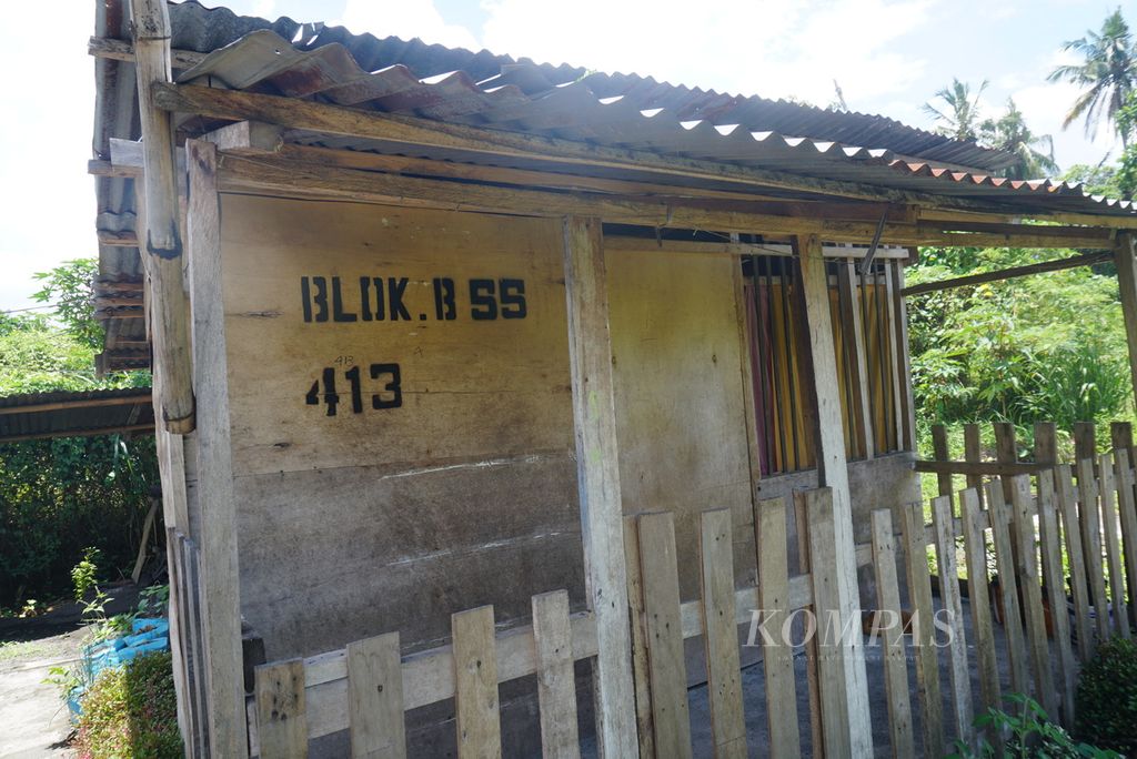 Sebuah rumah semipermanen dengan nomor registrasi berdiri di area Kawasan Ekonomi Khusus Bitung di Sulawesi Utara yang masih belum tuntas dibangun sehingga belum beroperasi, Minggu (5/9/2021). Meski ditarget mendatangkan investasi sebesar Rp 32 triliun pada 2030, KEK yang diresmikan Presiden Joko Widodo pada 2019 itu malah menjadi permukiman tidak resmi. Beberapa warga mengklaim ada ribuan warga yang tinggal di area KEK di bawah pengetahuan pemerintah kota dan provinsi.