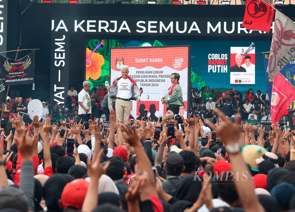 Calon presiden dan wakil presiden Ganjar Pranowo-Mahfud MD menyambut massa pendukungnya saat kampanye penutup di Lapangan Pancasila, Simpang Lima, Kota Semarang, Jawa Tengah, Sabtu (10/2/2024). 