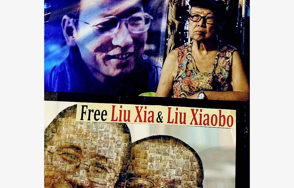 Aktivis prodemokrasi melanjutkan aksi duduk menuntut pembebasan peraih Hadiah Nobel Perdamaian Liu Xiaobo dan istrinya Liu Xia, di luar Kantor Penghubung China di Hongkong, Rabu (12/7).