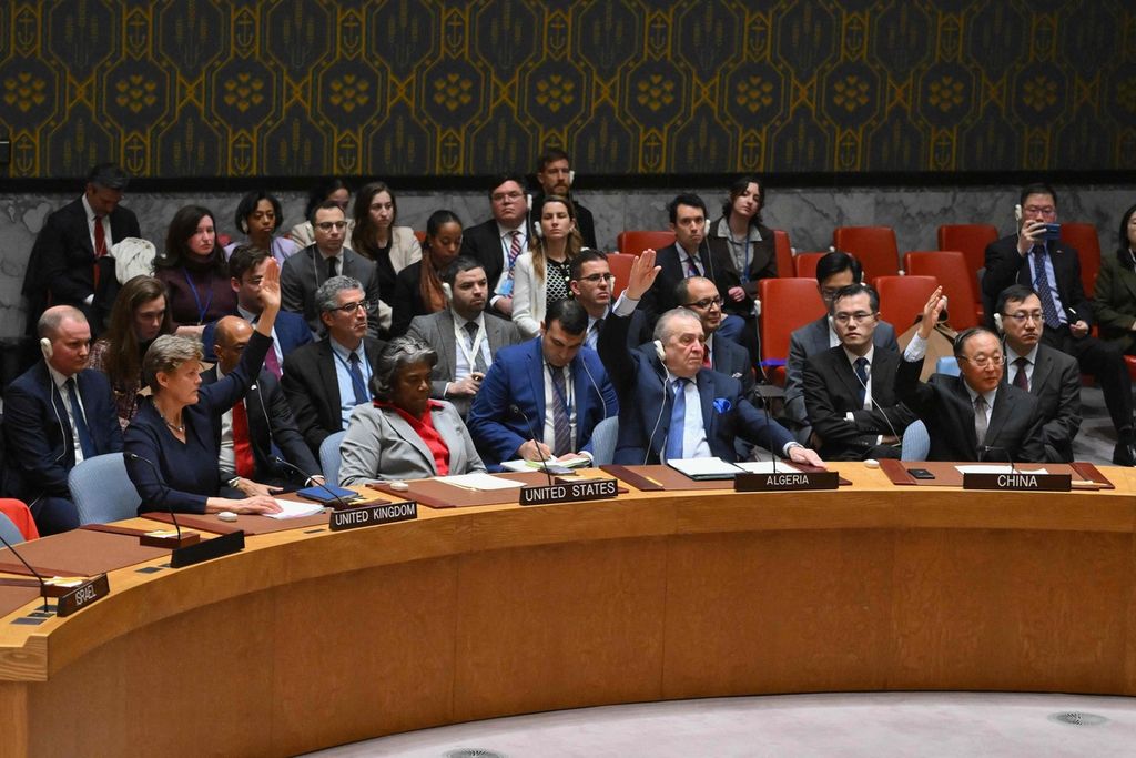 Duta Besar Amerika Serikat untuk PBB Linda Thomas-Greenfield (depan, kedua dari kiri) memilih abstain, sementara Duta Besar Inggris untuk PBB Barbara Woodward (depan, kiri), Duta Besar Aljazair untuk PBB Amar Bendjama (depan, kedua dari kanan), dan Duta Besar China untuk PBB Zhang Jun (depan, kanan) mendukung resolusi gencatan senjata di Gaza dalam sidang Dewan Keamanan PBB di Markas Besar PBB, New York, AS, Senin (25/3/2024). 
