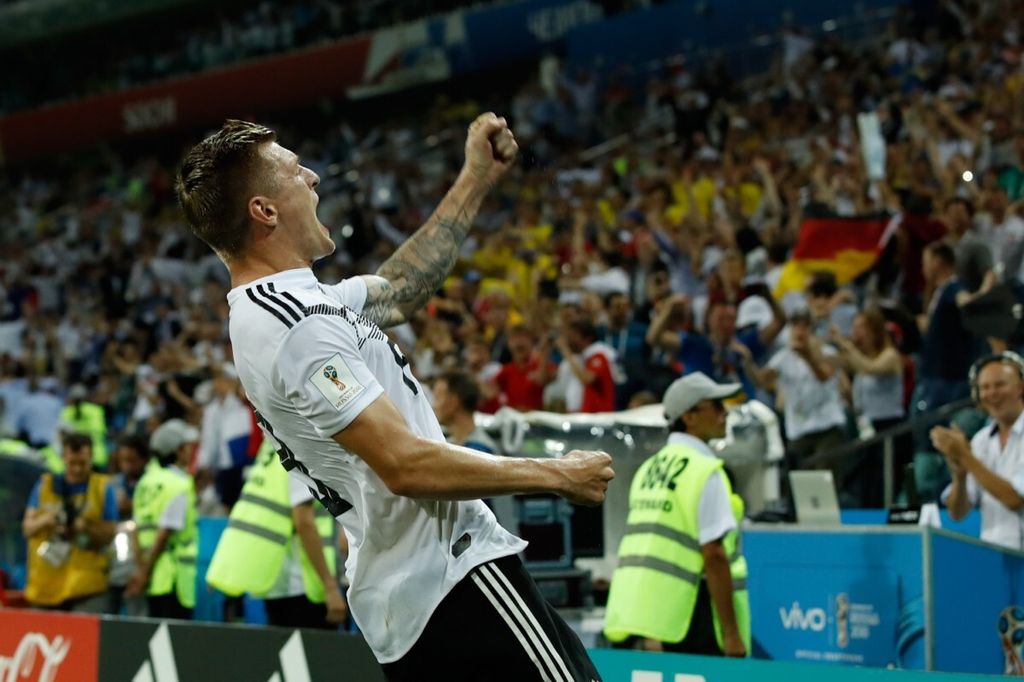 Gelandang Jerman, Toni Kroos, merayakan gol yang dicetaknya ke gawang Swedia dalam ajang Piala Dunia 2018 pada 23 Juni 2018. Kroos adalah bintang yang terlahir dari gelaran Piala Dunia U-17 2007.