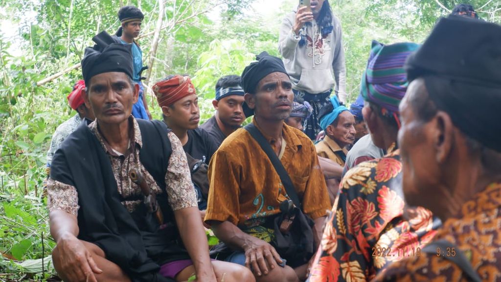 Para tetua adat duduk membahas soal kerusakan hutan dan sumber-sumber mata air dalam Festival Wai Humba di Lewa, Sumba Timur, Senin (21/11/2022).