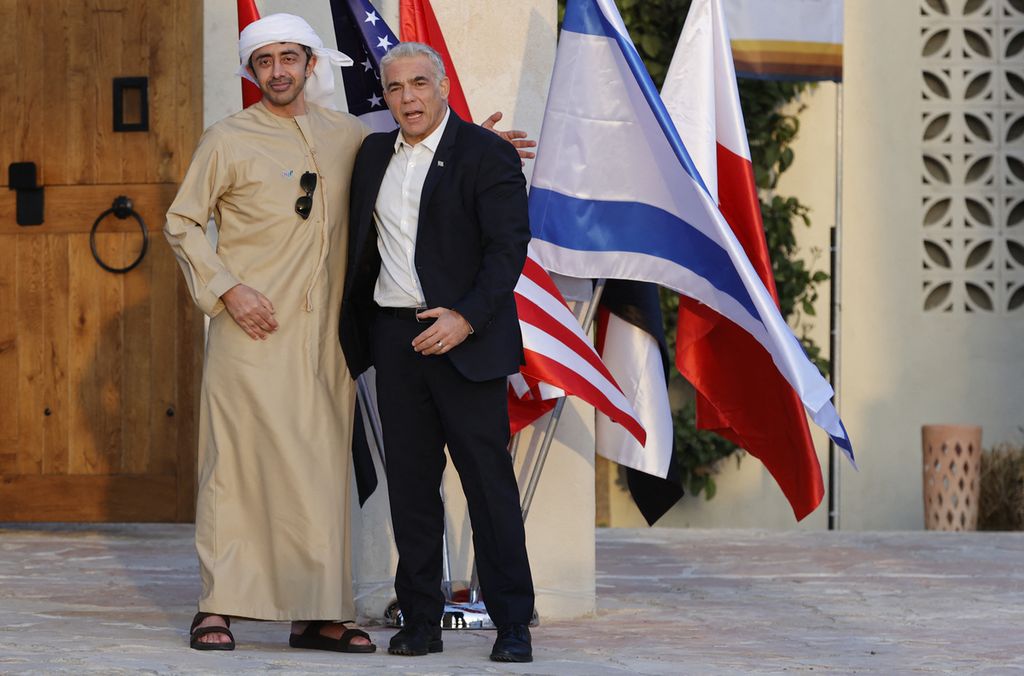 Menteri Luar Negeri Israel Yair Lapid (kanan) menyambut Menlu Uni Emirat Arab Sheikh Abdullah bin Zayed al-Nahyan, Minggu (27/3/2022), di Sde Boker, Negev, Israel selatan. Bersama Menlu Bahrain Abdullatif Al Zayani, Menlu Maroko Nasser Bourita, dan Menlu Mesir Sameh Shoukry, mereka akan menghadiri ”Pertemuan Negev” pada Senin (28/3/2022). 