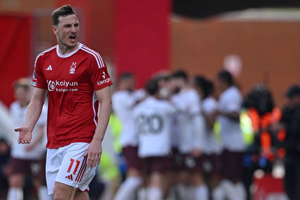 The expression of Nottingham Forest player, Chris Wood, when Manchester City scored their first goal in the English Premier League match at The City Ground Stadium in Nottingham on Sunday (28/4/2024). City won the match 2-0.
