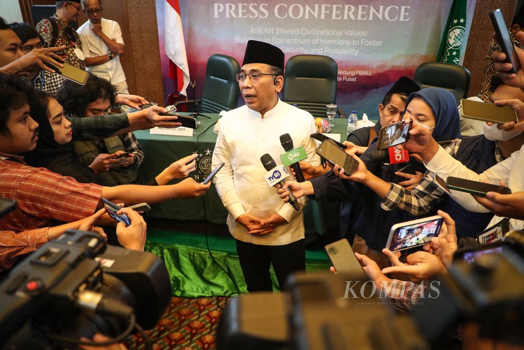 Ketua Umum Pengurus Besar Nahdlatul Ulama (PBNU) Yahya Cholil Staquf menjawab pertanyaan wartawan seusai konferensi pers di kantor PBNU, Jakarta, Rabu (2/8/2023). 