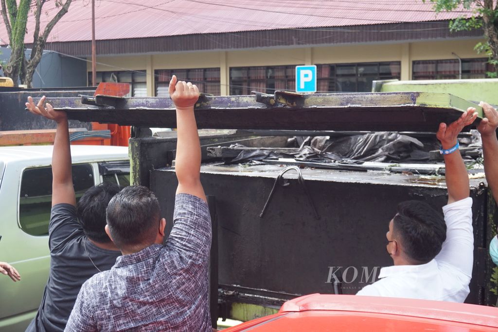 Personel hubungan masyarakat Polda Sulut memeriksa sebuah truk engkel yang menjadi barang bukti pencurian 3.000 liter solar bersubsidi dalam konferensi pers di Markas Polda Sulut di Manado, Rabu (13/4/2022).