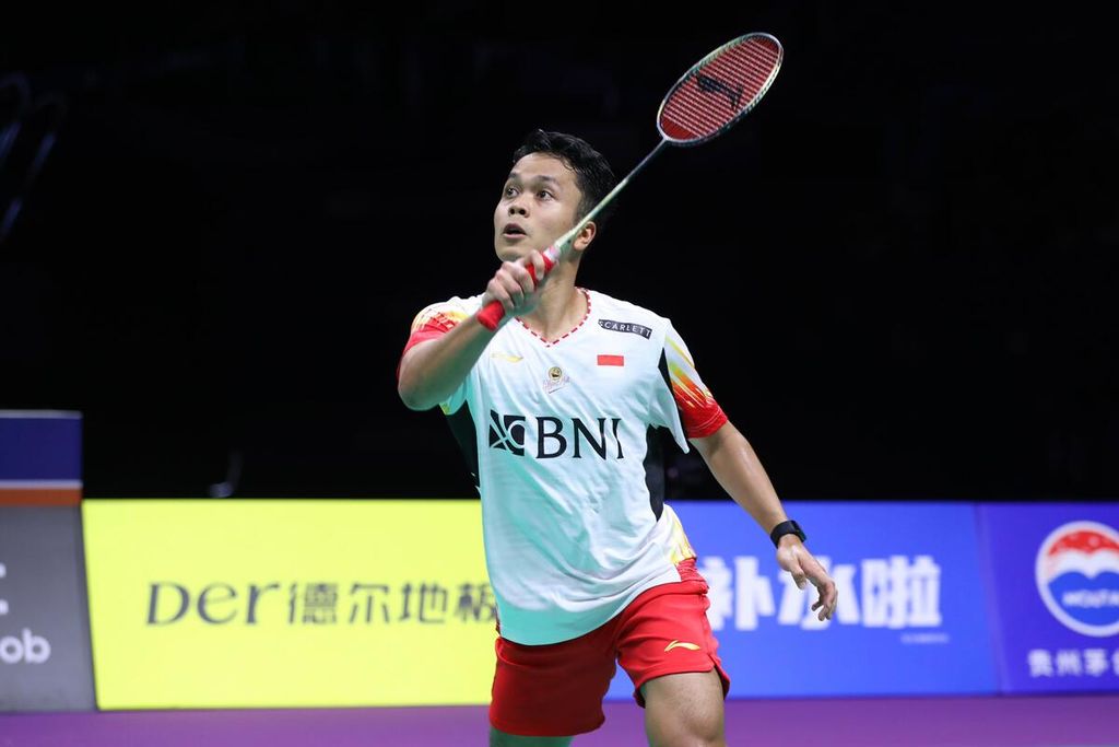 Anthony Sinisuka Ginting hit the shuttlecock while against Shi Yu Qi (China) in the opening match of the Thomas Cup final at the Chengdu Hi Tech Zone Sports Center Gymnasium, China on Sunday (5/5/2024). Anthony lost with a score of 21-17, 21-6.