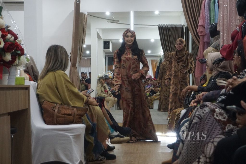 Mini Fashion Show digelar dalam pembukaan Arby Vembria Modeling School di Purwokerto, Banyumas, Jawa Tengah, Kamis (23/2/2023).