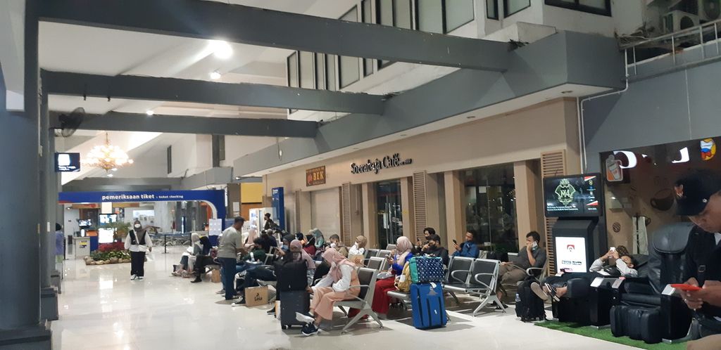 Sejumlah penumpang menunggu keberangkatan di Stasiun Surabaya Gubeng, Jatim, Minggu (8/1/2023). Pelonggaran pembatasan kegiatan masyarakat meningkatkan animo penumpang untuk bepergian menggunakan kereta api. 