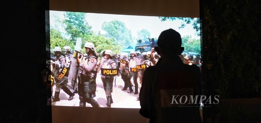 Video dokumentasi yang menggambarkan kekuatan aparat saat mengusir warga diputar saat digelar Solidaritas dan Doa Bersama Untuk Rempang yang digelar bersama-sama sejumlah aliansi aktivis kemanusiaan dan HAM di halaman kantor Pusat Dakwah Muhammadiyah, Jakarta, Jumat (15/9/2023) malam.