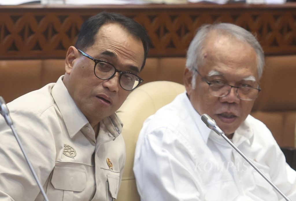 Minister of Transportation Budi Karya Sumadi (left) and Minister of Public Works and Housing Basuki Hadimuljono attended a working meeting with the DPR Commission V in the Parliament Complex, Senayan, Jakarta on Tuesday (2/4/2024).