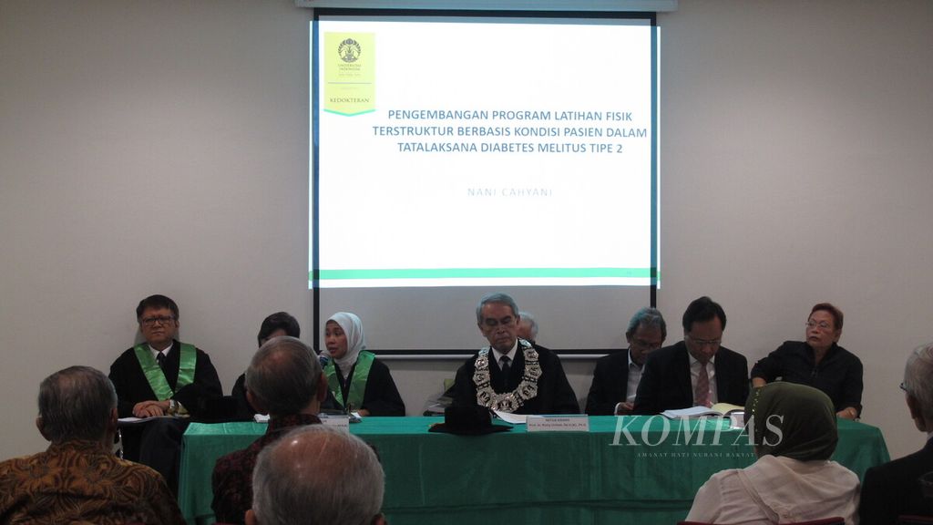 Sidang terbuka promosi doktor ilmu kedokteran di Fakultas Kedokteran Universitas Indonesia menguji calon doktor, Nani Cahyani, Senin (4/6/2018).