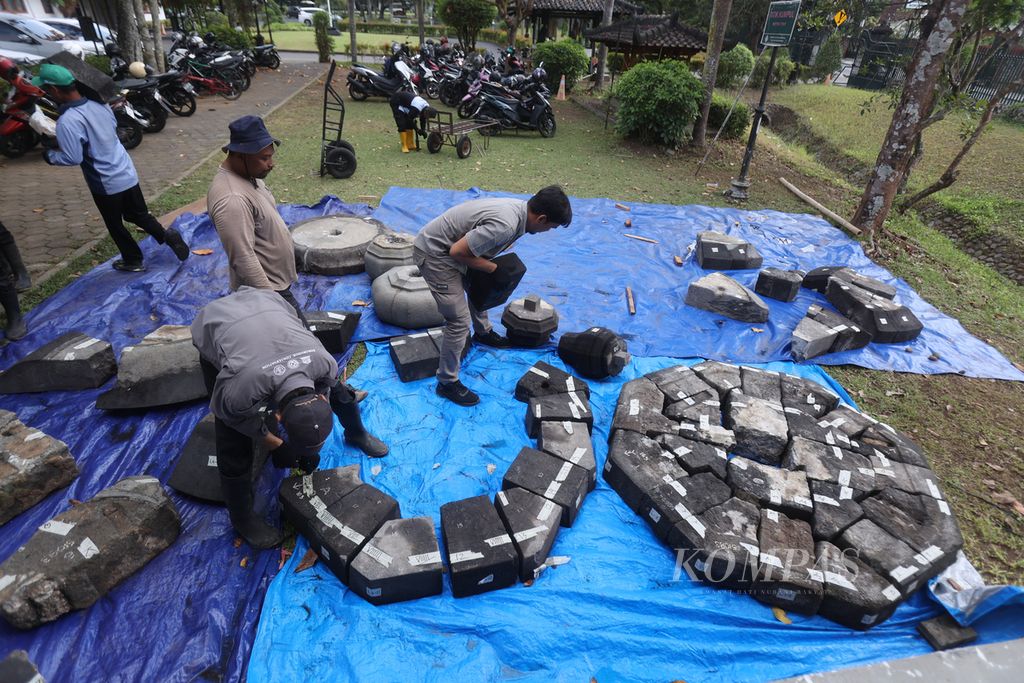 Petugas memindahkan batu penyusun catra dari halaman kantor Museum dan Cagar Budaya Warisan Dunia Borobudur ke tempat penyimpanan di kompleks Candi Borobudur, Magelang, Jawa Tengah, Kamis (12/9/2024). Pemasangan catra atau payung di stupa induk Candi Borobudur diputuskan ditunda karena masih diperlukan studi lebih mendalam terkait keaslian catra tersebut.