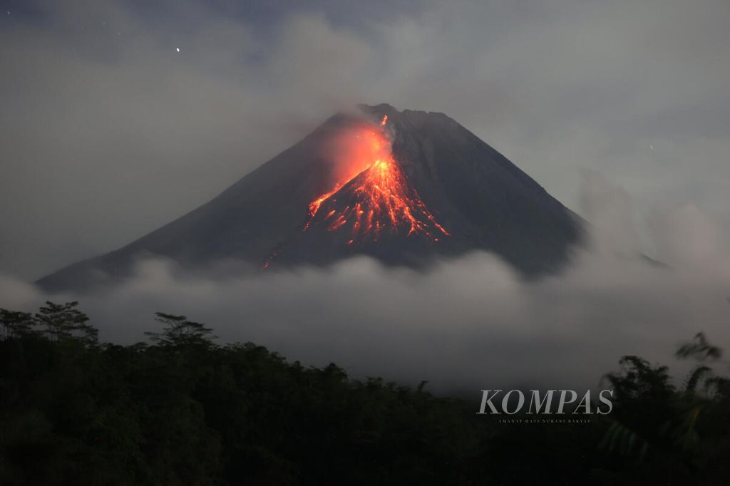 The hot ash clouds from Mount Merapi were visible from Wonokerto Village, Turi, Sleman, DI Yogyakarta on Sunday (12/3/2023).