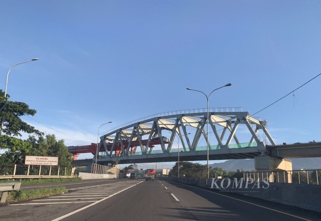 Proyek jembatan kereta cepat terlihat sedang dibangun melintasi ruas tol Cikampek-Padalarang, Padalarang, Jawa Barat, Sabtu (27/11/2021).  