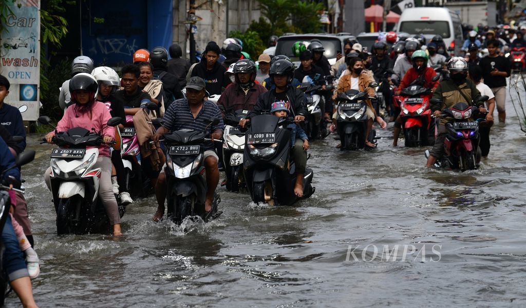 Hingga sore hari, ruas Jalan Raden Saleh, Karang Tengah, Kota Tangerang, Banten, yang menjadi salah satu jalan penghubung Kota Tangerang-Jakarta Barat, masih tergenang, Rabu (14/2/2024). 