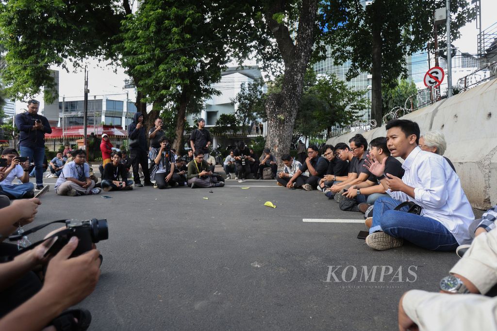 Suasana peserta aksi saat melakukan mimbar bebas di kawasan Patung Kuda Arjuna Wijaya, Jakarta, Jumat (2/2/2024). 