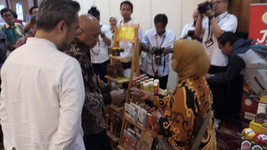 Menteri Koperasi dan Usaha Kecil Menengah mengunjungi salah satu stan produk UKM yang dipajang di aula Smesco, Jakarta, Senin (9/3/2020). Pada kesempatan tersebut digelar pula acara Ngobrol Bareng Teten Masduki bersama koperasi dan UKM tentang <i>omnibus law</i>.