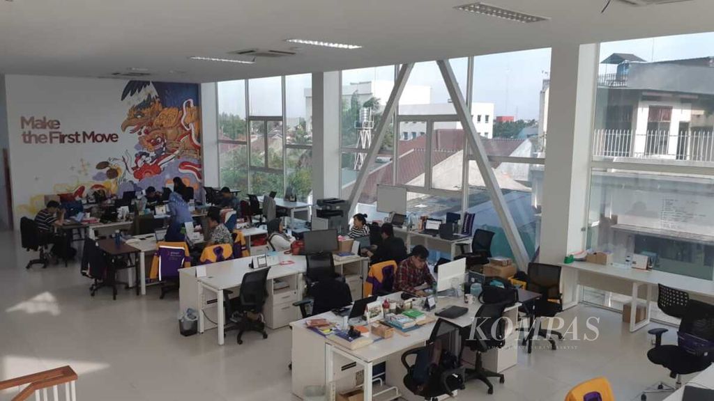 Suasana kantor perusahaan rintisan atau startup Paxel di Jakarta, Senin (17/9/2018). Perkembangan teknologi digital diharapkan dapat mengatasi permasalahan ketidakpastian yang sering dialami oleh pengusaha logistik.