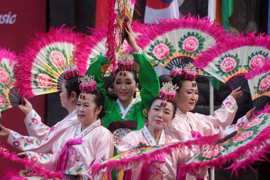 Penari dari Korea Selatan tampil dalam Festival Musik dan Tari Folklor Internasional di Rumah Budaya Nusantara Puspo Budoyo, Tangerang Selatan, Banten, Rabu (23/8/2023). 