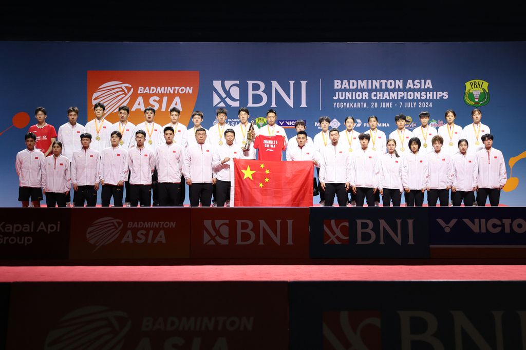 Tim yunior China naik ke podium setelah menjuarai Kejuaraan Asia Yunior Beregu, Selasa (2/7/2024), di GOR Amongrogo, Yogyakarta. Di final, China mengalahkan Korea Selatan dengan skor 3-1.