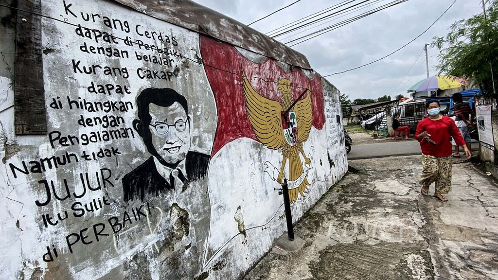 Potret Proklamator Bung Hatta bersama untaian kalimat tentang kejujuran menghiasi tembok rumah warga di Jalan Pesantren, Pondok Aren, Tangerang Selatan, Banten, Minggu (31/1/2021). 