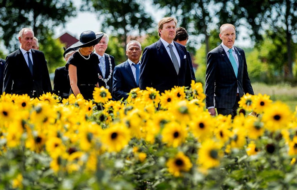 Raja Belanda Willem-Alexander dan istrinya, Ratu Maxima, menghadiri acara pembukaan monumen nasional di Vijfhuizen, Belanda, Senin (17/7), untuk mengenang para korban jatuhnya pesawat Malaysia Airlines di Ukraina tahun 2014. 
