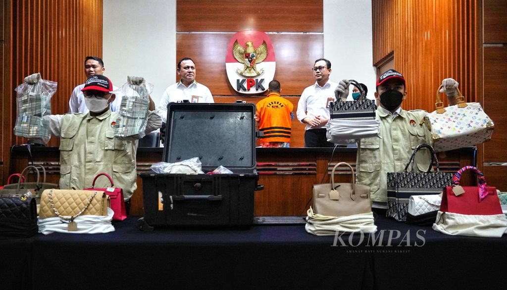 Komisi Pemberantasan Korupsi (KPK) mengekspos penahanan Rafael Alun Trisambodo dan menunjukkan uang beserta barang mewah yang disita di Kantor KPK, Jakarta, Senin (3/4/2023).  