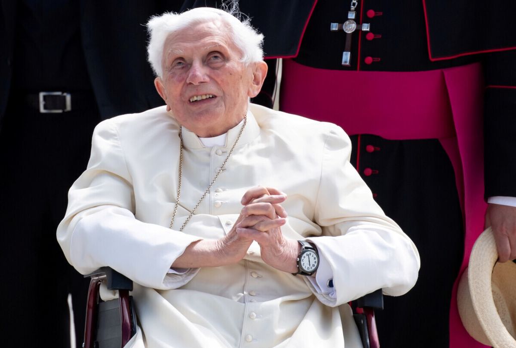 Paus Emeritus Benediktus XVI di Bandara Muenchen, Jerman, pada Juni 2020. Pada 31 Desember 2022, mantan pemimpin tertinggi umat Katolik itu meninggal dunia di Vatikan.