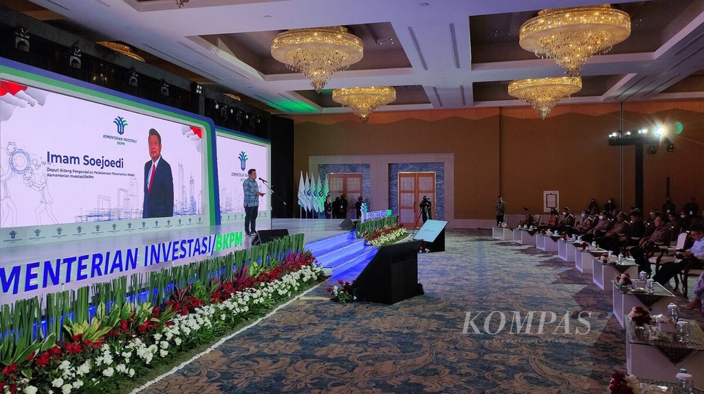 Deputi Bidang Pengendalian Pelaksanaan Penanaman Modal Kementerian Investasi/BKPM Imam Soejoedi memberikan sambutan dalam acara penandatanganan komitmen kerja sama dalam program mendorong investasi besar (PMA/PMDN) bermitra dengan UMKM/pengusaha lokal di Nusa Dua, Jumat (16/12/2022),