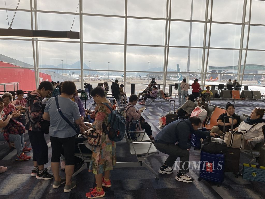 Aktivitas penerbangan di Bandar Udara Internasional Hong Kong, Selasa (10/10/2023). 