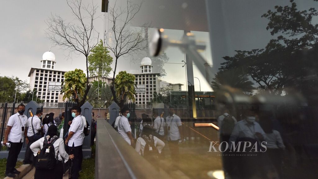 Pengunjung menyaksikan Masjid Istiqlal dari shelter yang menjadi pintu masuk menuju Terowongan Silaturahmi di Kompleks Gereja Katedral Jakarta, Senin (25/10/2021). 