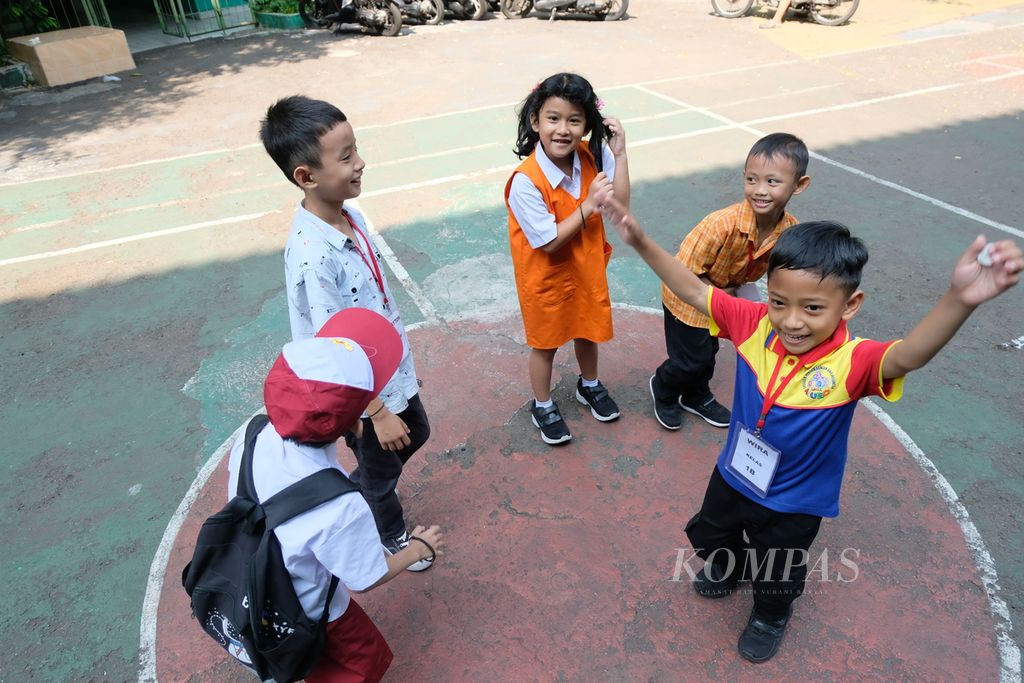 Sejumlah siswa kelas I SD bercengkerama di SDN 07 Cideng, Jakarta, pada Senin (17/7/2023). Sebelum mulai belajar, para siswa baru kelas I SD terlebih dulu mengikuti masa pengenalan lingkungan sekolah yang bertujuan untuk membantu anak beradaptasi di sekolah baru. 