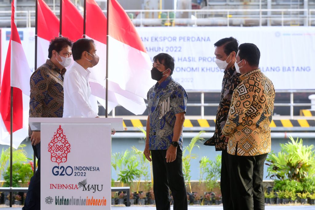 Presiden Joko Widodo menyambut baik hilirisasi industri bauksit. Di Kawasan Ekonomi Khusus (KEK) Galang, Batang, diolah bauksit menjadi <i>smelting grade</i> alumina dan ke depan akan dikembangkan menjadi pengolahan aluminium ingot.