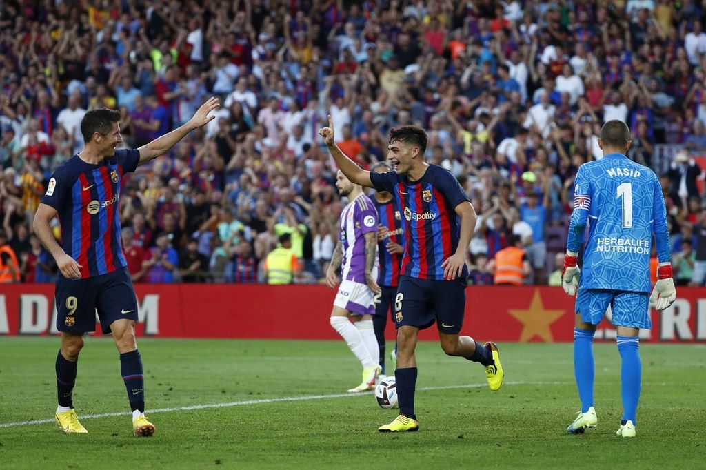 Pemain Barcelona Pedri (kanan) merayakan bersama Robert Lewandowski setelah mencetak gol ke gawang Real Valladolid pada laga Liga Spanyol, di Stadion Camp Nou, Barcelona, Senin (29/8/2022) dini hari WIB. Barca menang 4-0 pada laga itu. 