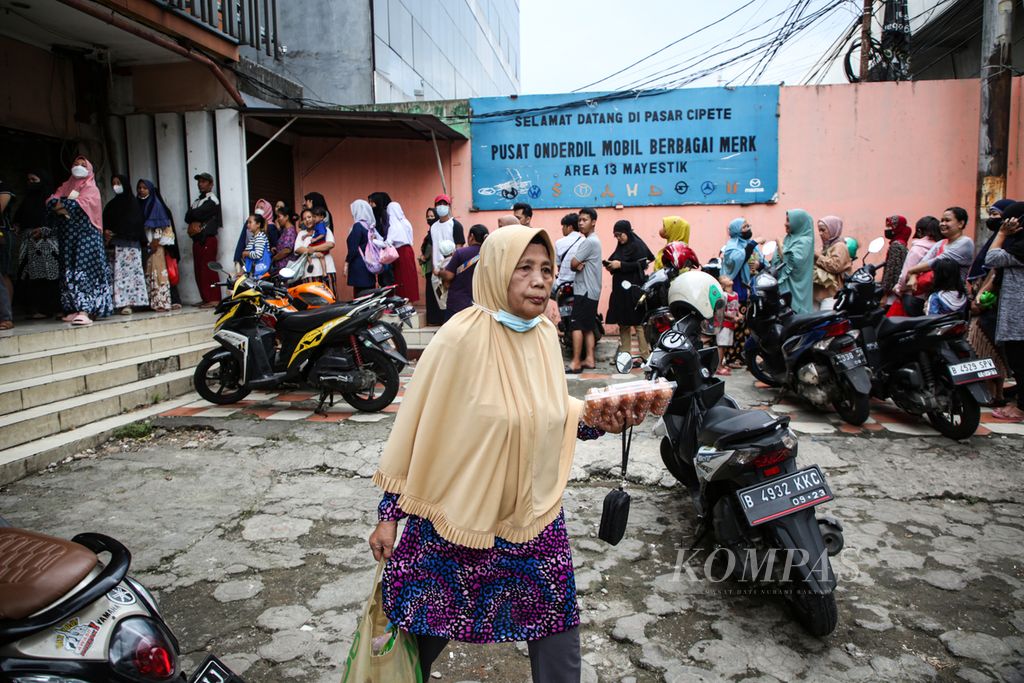 Warga membawa belanjaan yang dibeli pada program sembako murah dengan menggunakan Kartu Jakarta Pintar (KJP) di Pasar Cipete, Jakarta Selatan, Senin (6/2/2023). 