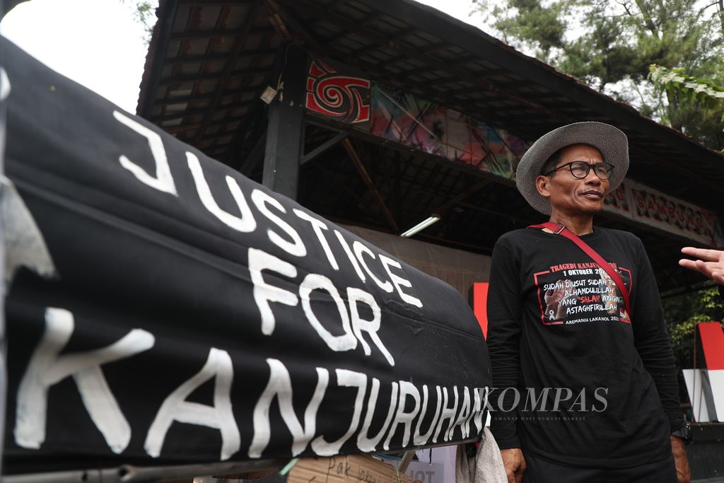 Miftahudin Ramli (53) alias Midun berdiri di samping sepedanya di kawasan Bulungan, Jakarta Selatan, Senin (14/8/2023). Midun bersepeda dari Malang menuju Jakarta untuk menuntut keadilan bagi para korban Tragedi Kanjuruhan.