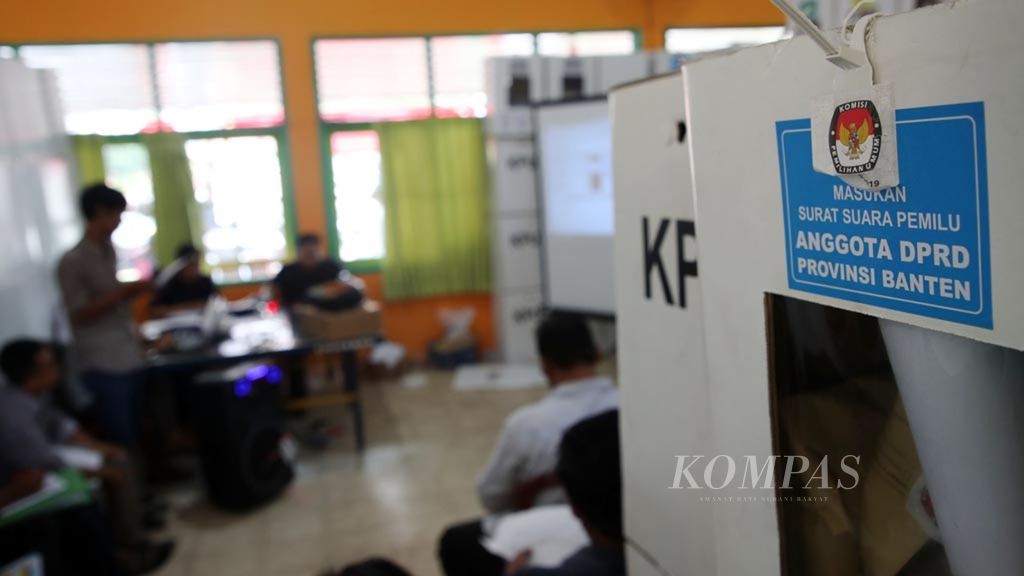 Proses rekapitulasi suara pemilu untuk Kecamatan Setu, Kota Tangerang Selatan, Provinsi Banten, di Gedung Pertemuan Batan Indah, Tangerang Selatan, Jumat (19/4/2019). 