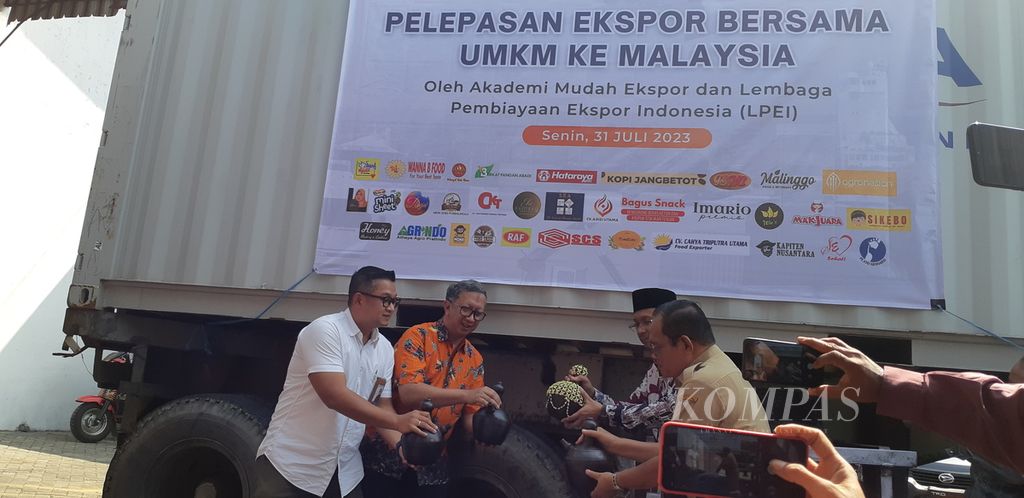 Suasana pelepasan ekspor perdana ke Malaysia produk bersama 32 UMKM di Indonesia, di Sidoarjo, Jawa Timur, Senin (31/7/2023).