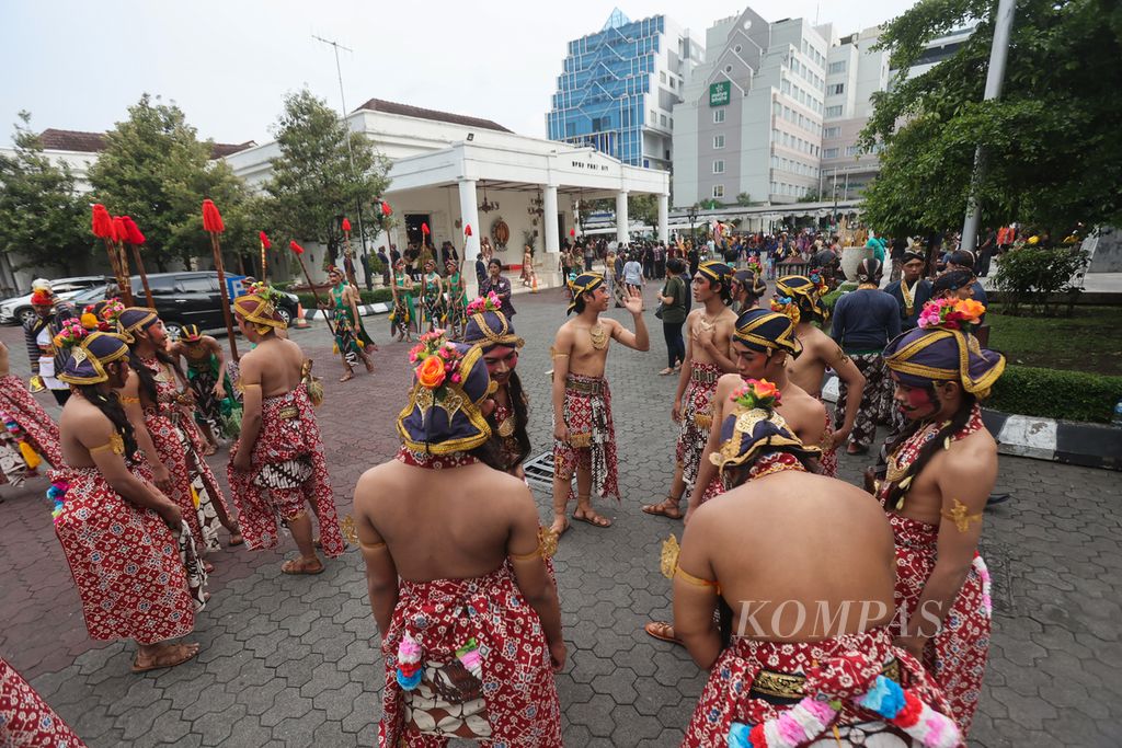 Penari bersiap mengikuti Kirab Trunajaya di halaman Kantor DPRD DI Yogyakarta, Jalan Malioboro, Yogyakarta, Kamis (7/3/2024). 
